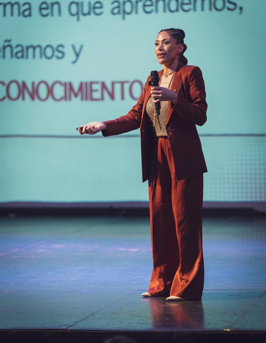 Natalia Pereyra dando una charla en un escenario