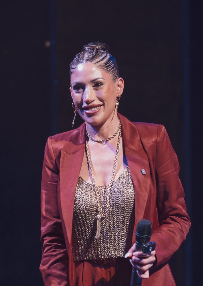 Natalia Pereyra en el escenario, con el micrófono