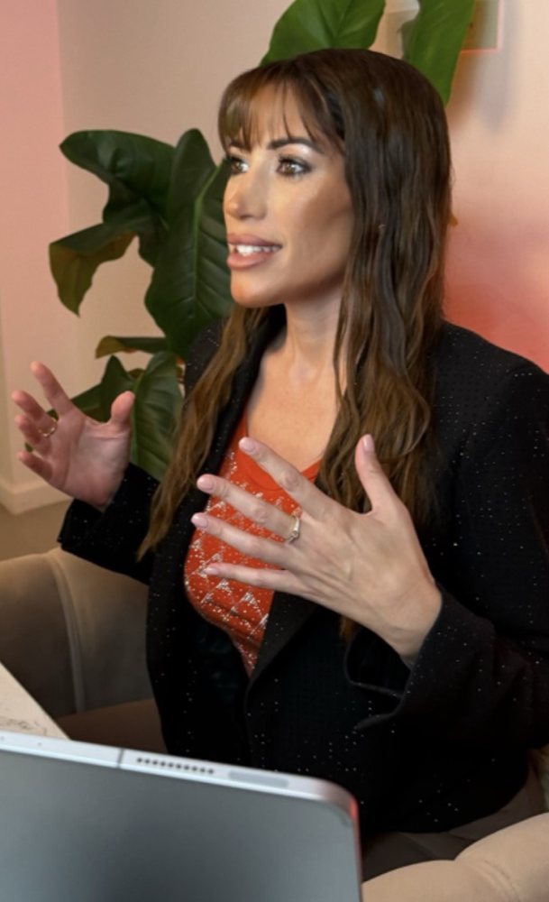 Natalia Pereyra hablando frente a su micrófono en su escritorio